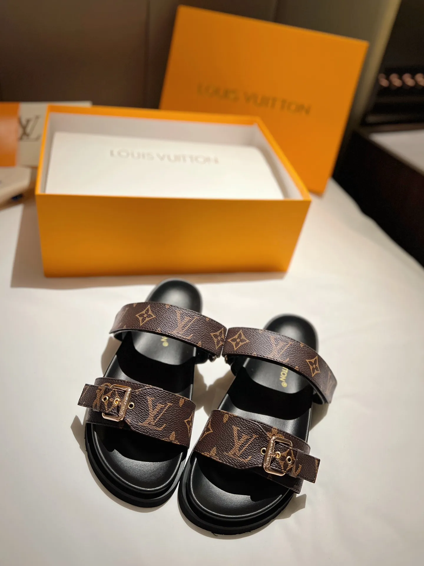 👟👟Ex-factory price P👟👟Ex-factory price P380👟👟 LV | Louis Vuitton ²⁰²³ 𝐬𝐬 🧡💚2023 spring and summer new style top version⚠️ The counter features the latest hot-selling slippers, hard goods are new🆕 ❥Purchase level! Full of high-end feel! A popular model among bloggers at home and abroad, it’s retro and fashionable and looks amazing on your feet! Mainly recommended model on the official website★ ━━━━━ ЅᏇєєt ━━━━━ ▪️Upper: original custom-made presbyopic fabric ▪️Lining: imported sheep leather ▪️Outsole: original ultra-light foam sole ▪️Shoe size: 35 to 43